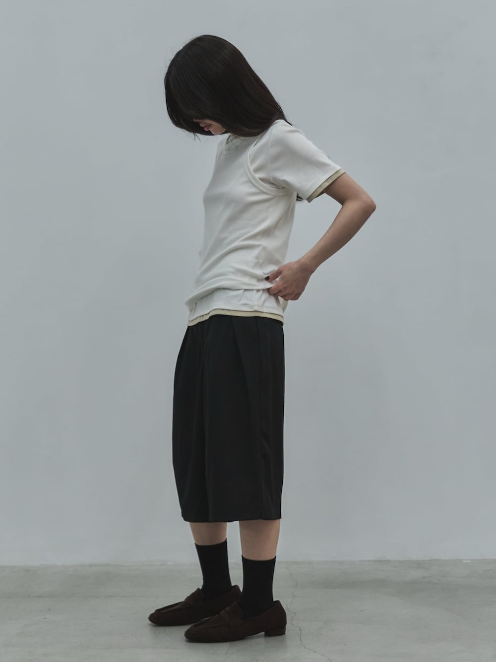 ホワイト系のTシャツ/カットソー、ホワイト系のタンクトップ、ブラック系のその他パンツを着用したレディースの春コーディネートの2枚目の写真