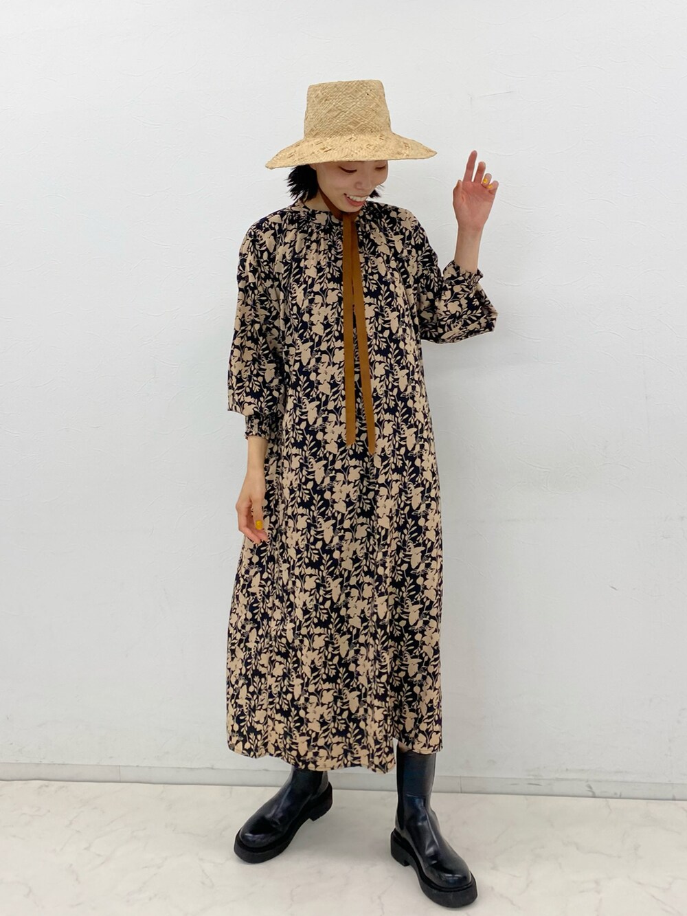 ブラック系のワンピース、ベージュ系のハット、その他のその他を着用したレディースの夏コーディネートの2枚目の写真