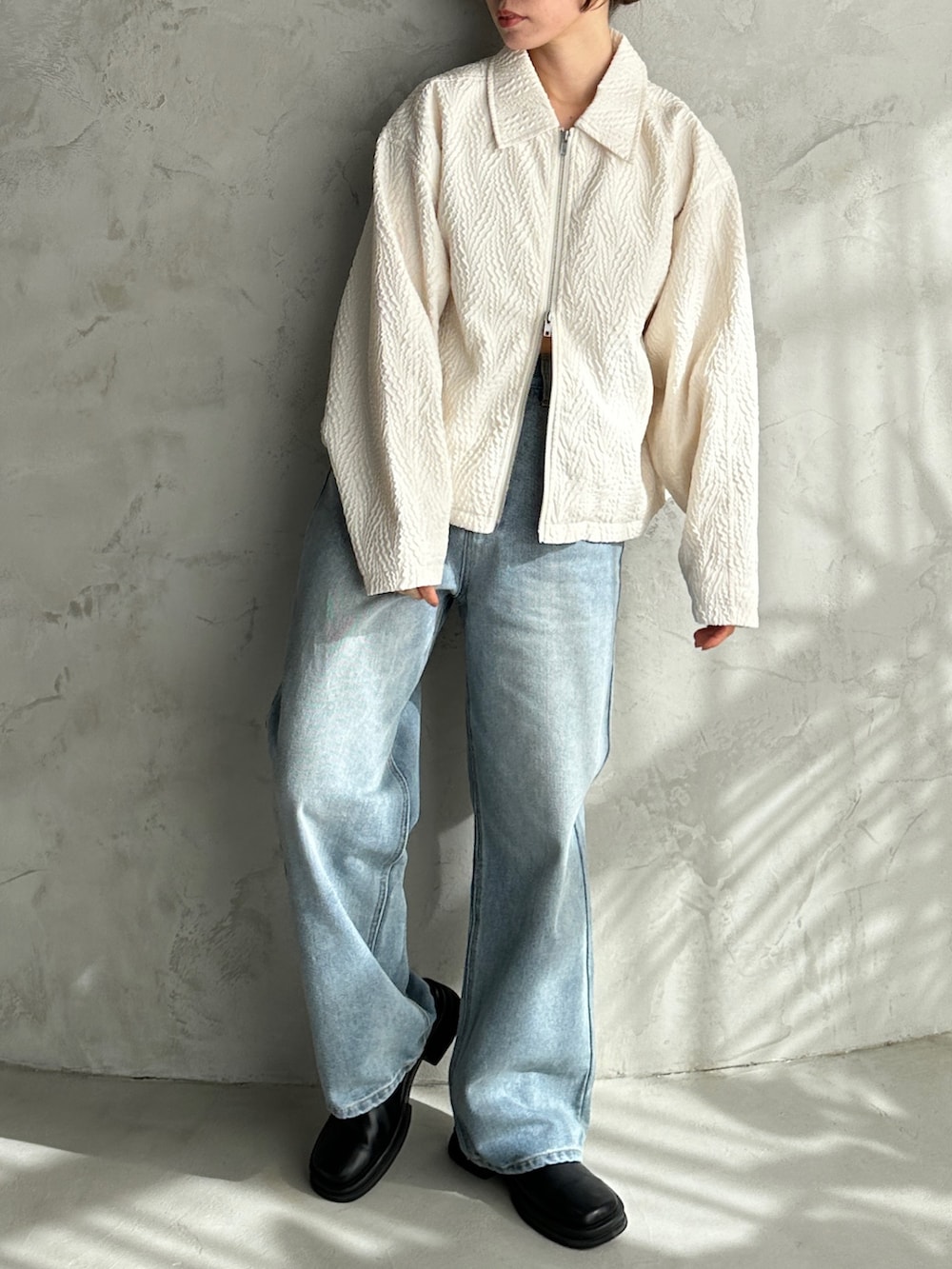 ホワイト系のブルゾン、ブルー系のデニムパンツ、その他のその他を着用したレディースの冬コーディネートの3枚目の写真