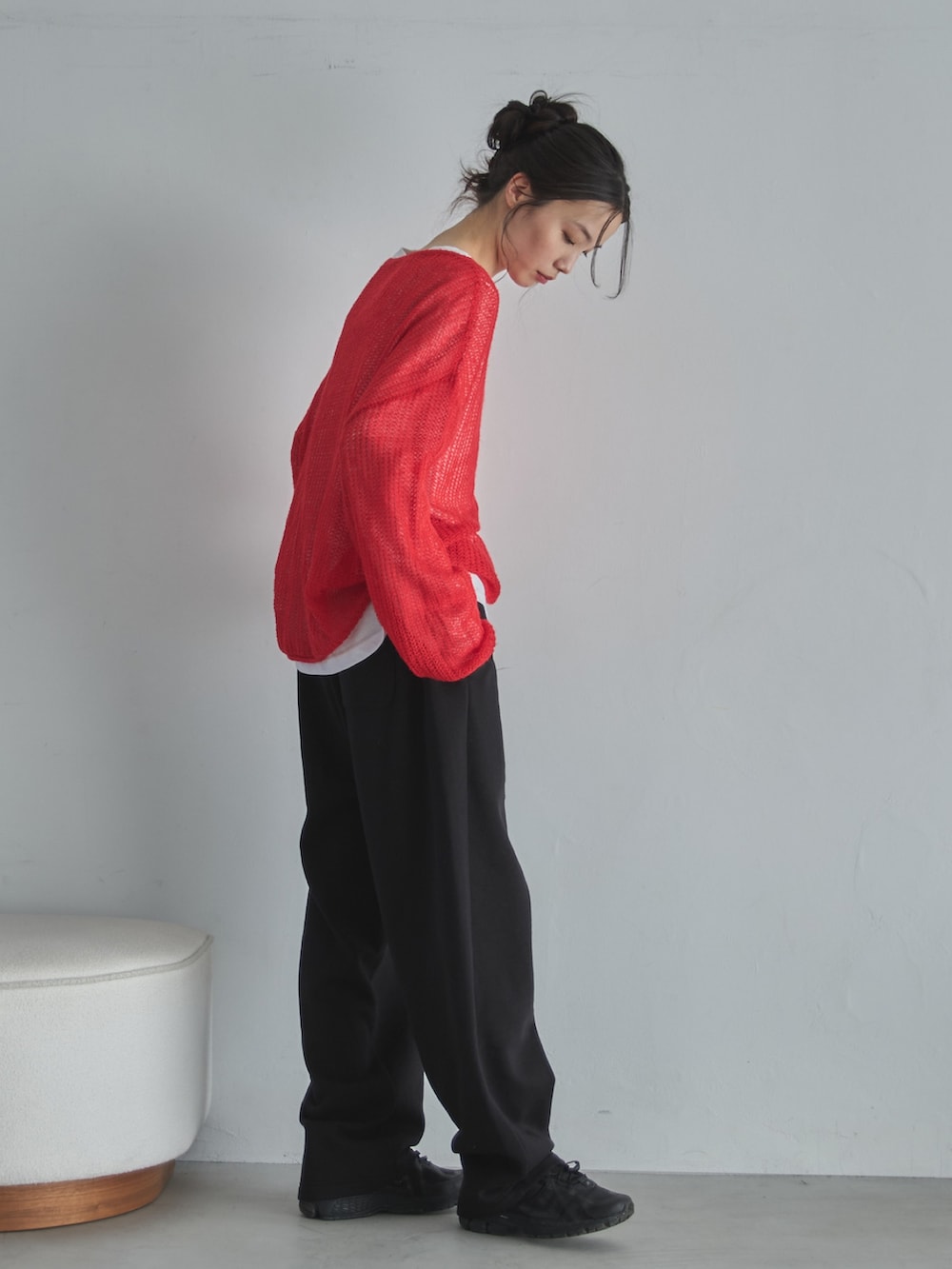 ホワイト系のTシャツ/カットソー、レッド系のニット/セーター、ブラック系のスウェットパンツを着用したレディースの冬コーディネートの2枚目の写真