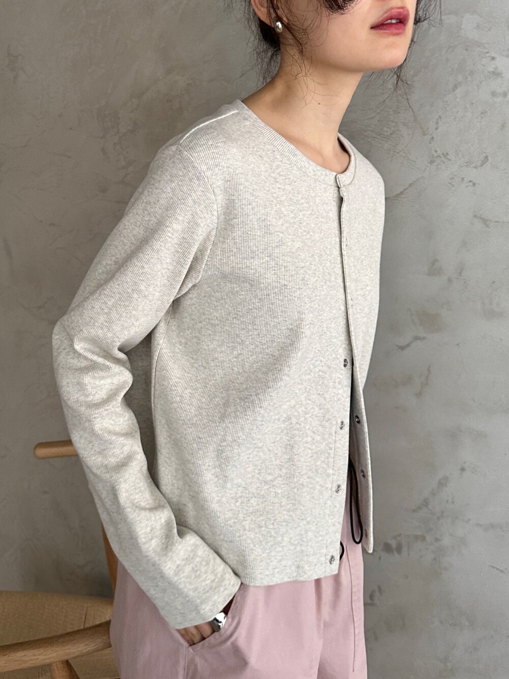ベージュ系のカーディガン/ボレロ、ピンク系のカーゴパンツ、その他のその他を着用したレディースの冬コーディネートの3枚目の写真