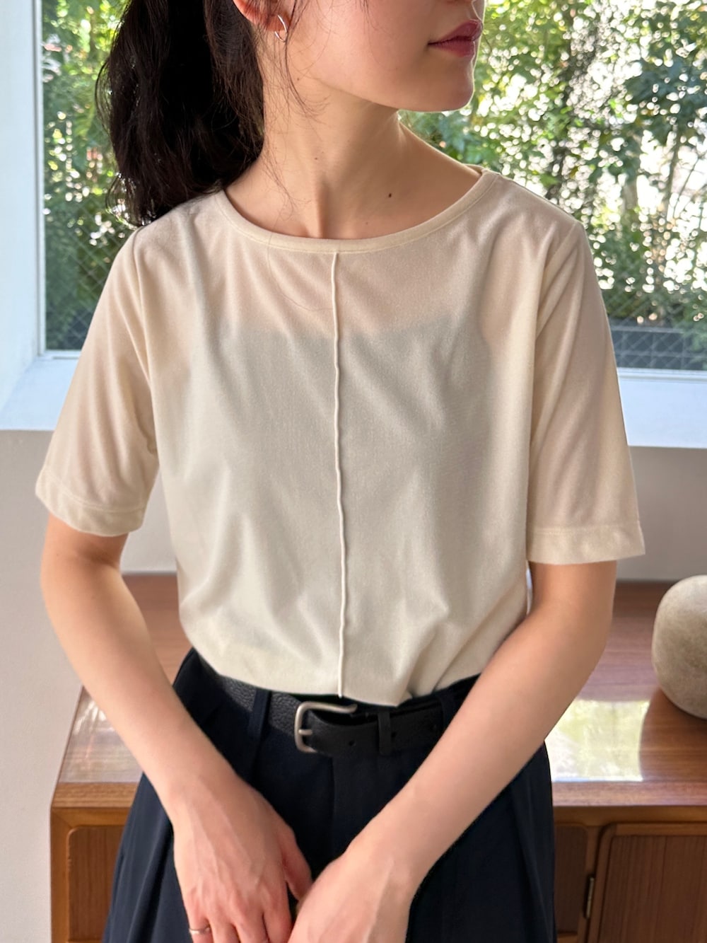 ホワイト系のTシャツ/カットソー、ブルー系のスラックス、その他のその他を着用したレディースの春コーディネートの3枚目の写真