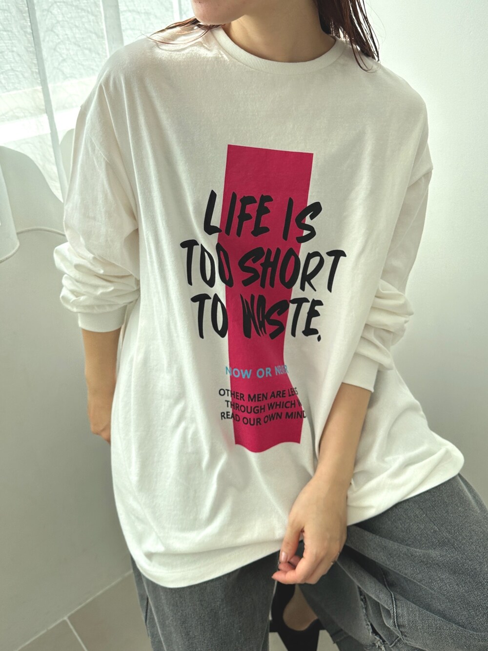 グレー系のデニムパンツ、ホワイト系のシャツ/ブラウス、その他のその他を着用したレディースの春コーディネートの4枚目の写真