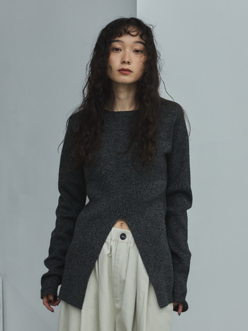 ブラック系のニット/セーター、ホワイト系のその他パンツ、ベージュ系のその他シューズを着用したレディースの秋コーディネートの4枚目の写真