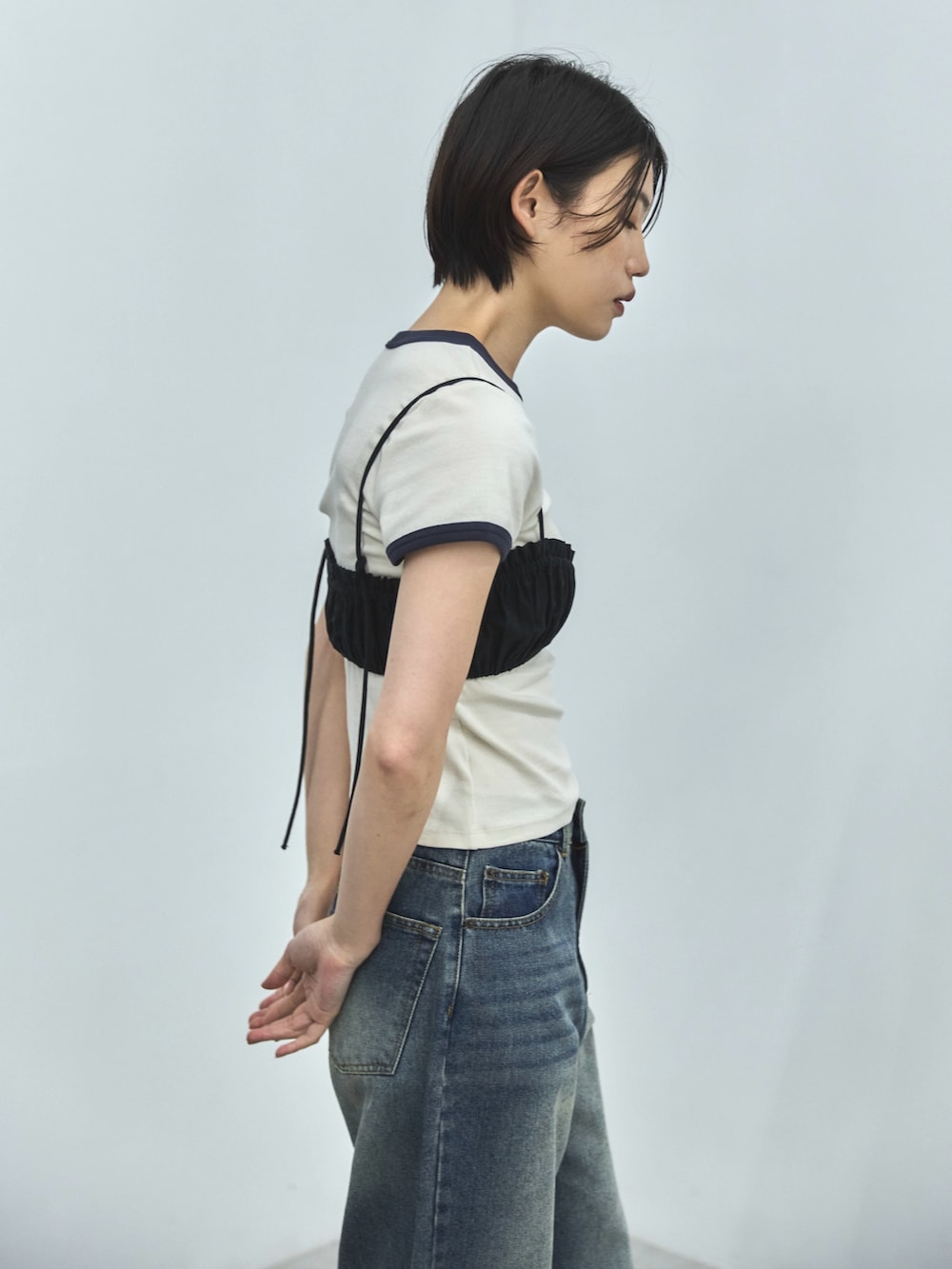 ホワイト系のTシャツ/カットソー、ブラック系のその他トップス、ブルー系のデニムパンツを着用したレディースの夏コーディネートの5枚目の写真