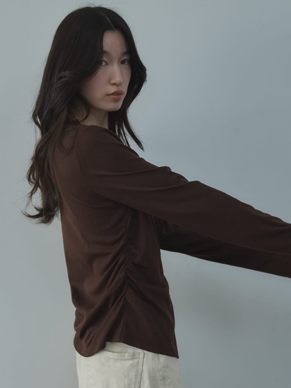 ブラウン系のTシャツ/カットソー、ホワイト系のデニムパンツ、ブラック系のローファーを着用したレディースの春コーディネートの5枚目の写真