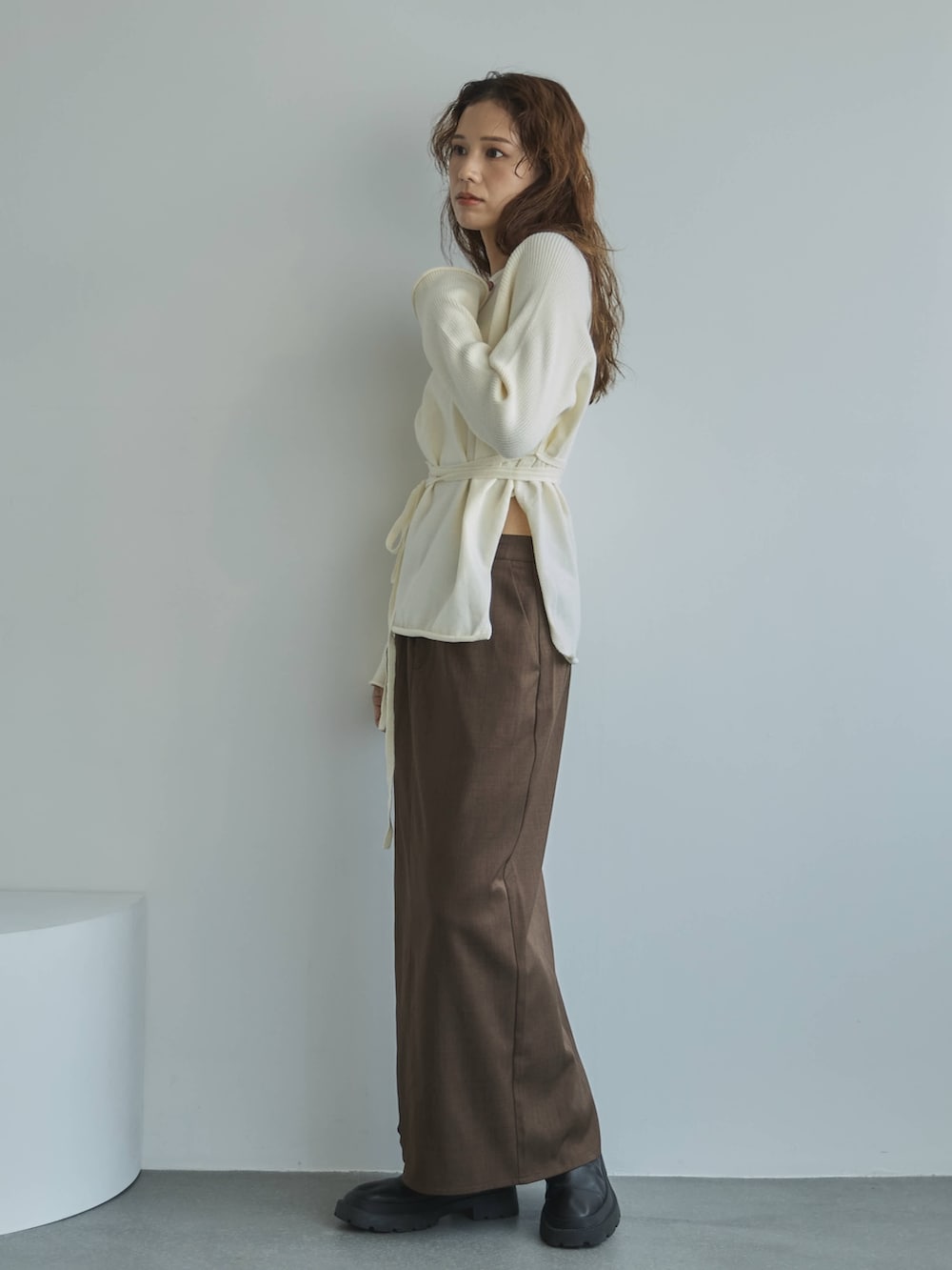 ホワイト系のニット/セーター、ブラウン系のスカート、その他のその他を着用したレディースの秋コーディネートの2枚目の写真