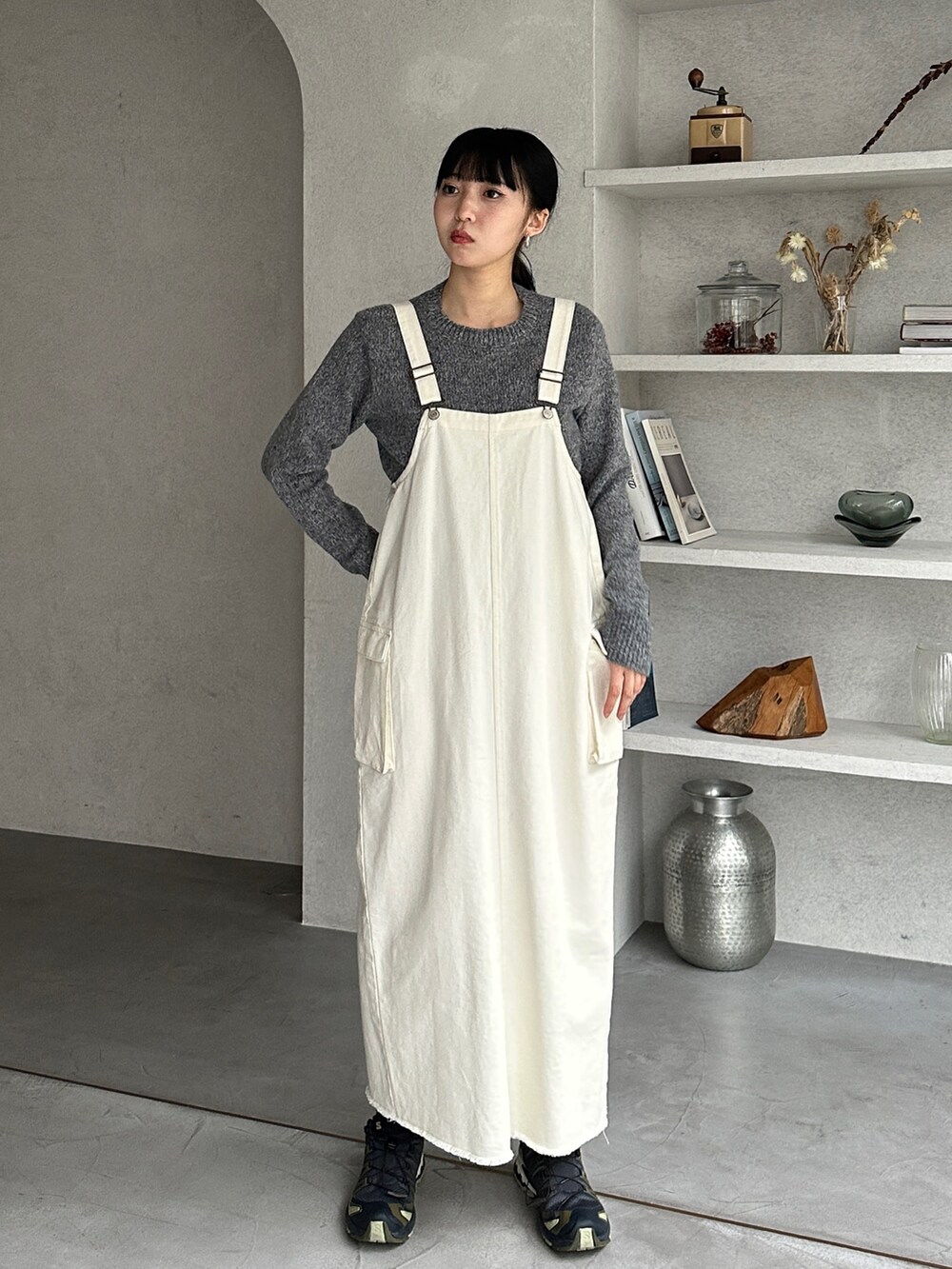 ホワイト系のジャンパースカート、グレー系のニット/セーター、その他のその他を着用したレディースの秋コーディネートの2枚目の写真