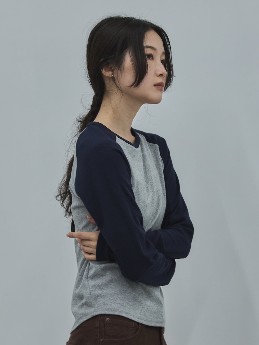 ブルー系のTシャツ/カットソー、ブラウン系のその他パンツ、ブラック系のその他シューズを着用したレディースの秋コーディネートの4枚目の写真