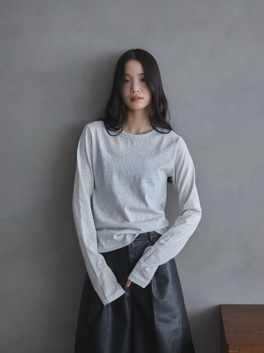 ベージュ系のTシャツ/カットソー、ベージュ系のテーラードジャケット、ブラック系のその他パンツを着用したレディースの春コーディネートの6枚目の写真