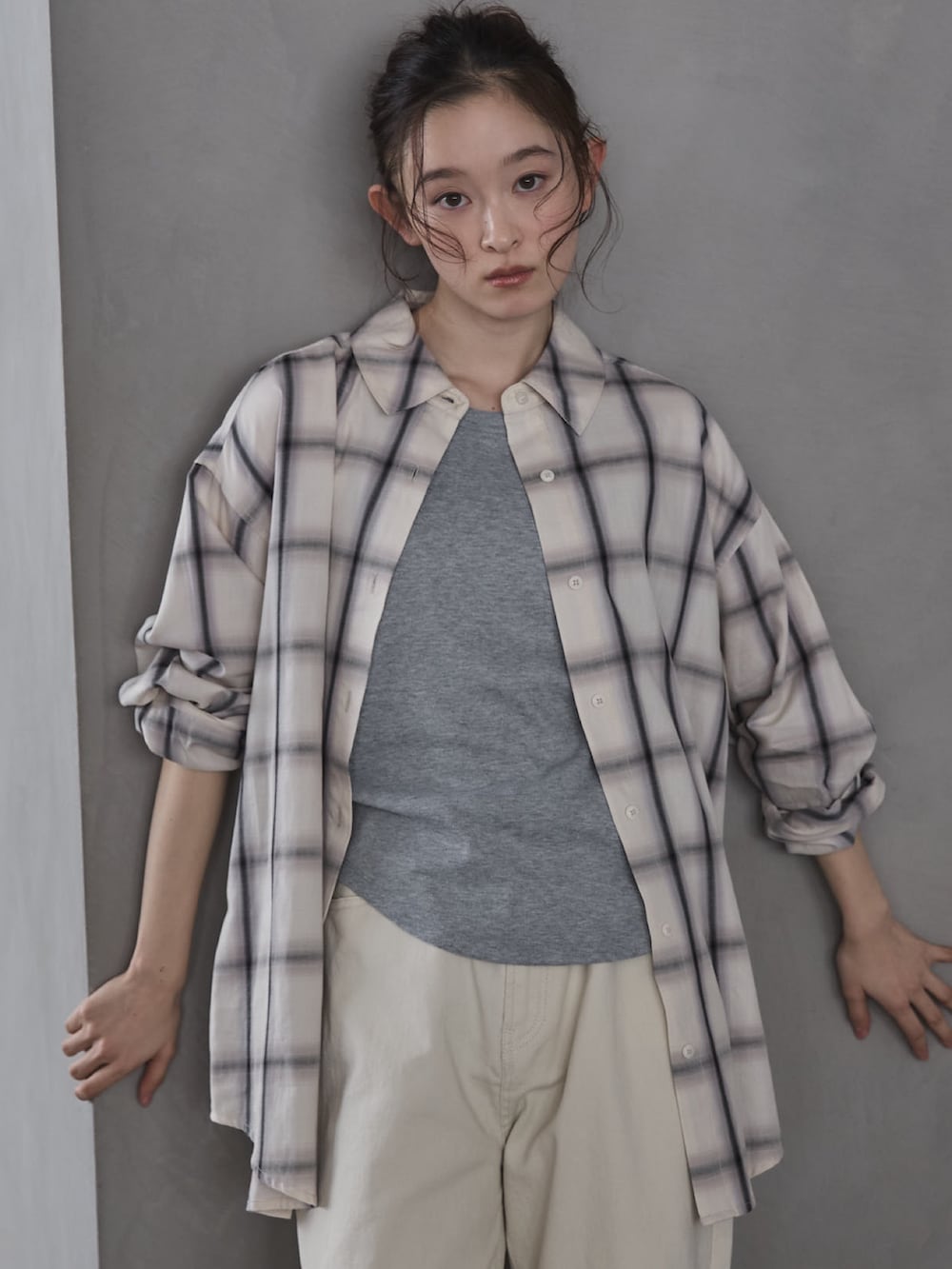 ホワイト系のシャツ/ブラウス、グレー系のタンクトップ、ホワイト系のデニムパンツを着用したレディースの冬コーディネートの5枚目の写真