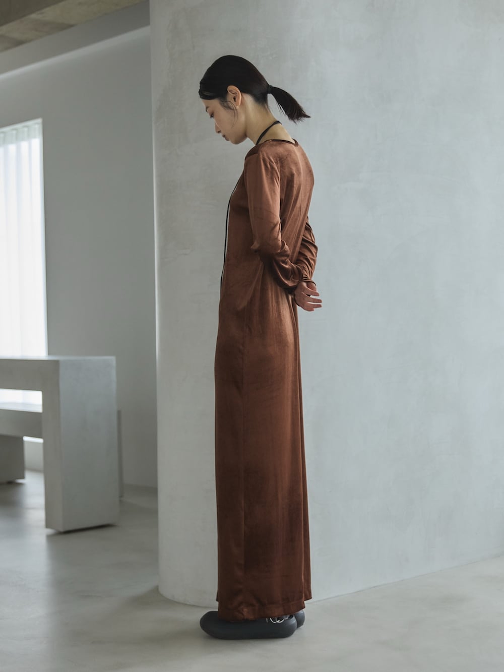 ブラック系のサンダル、ブラウン系のワンピース、その他のその他を着用したレディースの秋コーディネートの3枚目の写真