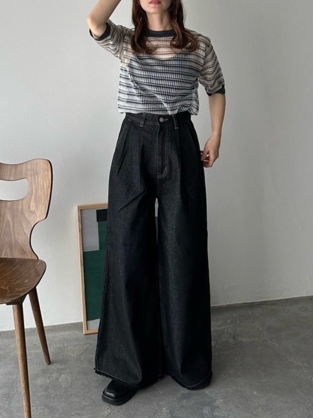 ブラック系のデニムパンツ、ブルー系のデニムパンツ、ブラック系のサンダルを着用したレディースの夏コーディネートの4枚目の写真