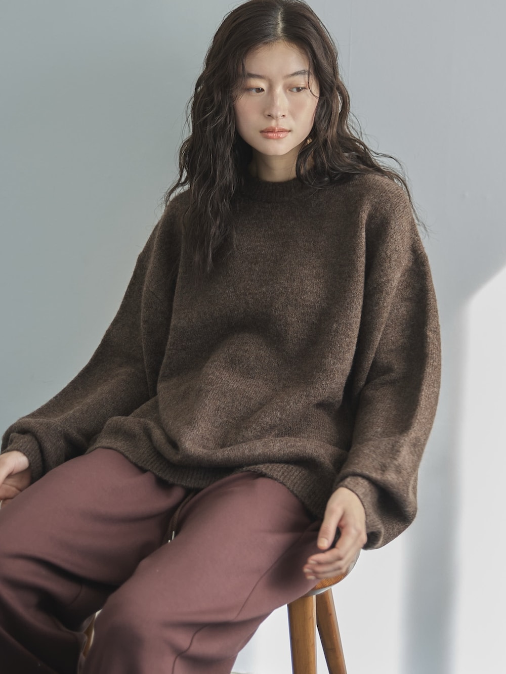 ブラウン系のニット/セーター、ブラウン系のその他パンツ、その他のその他を着用したレディースの秋コーディネートの4枚目の写真