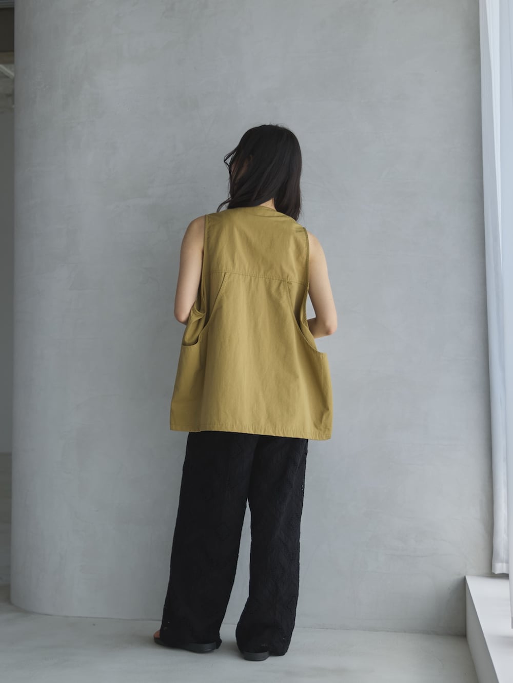 「春夏コーデ、シンプルコーデ、休日スタイル、お出かけコーデ、低身長コーデ、パンツコーデ、ラクチンコーデ、ラフコーデ、大人かわいい、着回しコーデ、レース、夏服、ベスト、ベストコーデ、レースパンツ」｜「feepurのポケットワークベスト（ベスト、ベージュ系）」を使った、feepurさん（レディース・156cm）の春コーディネートの3枚目の写真