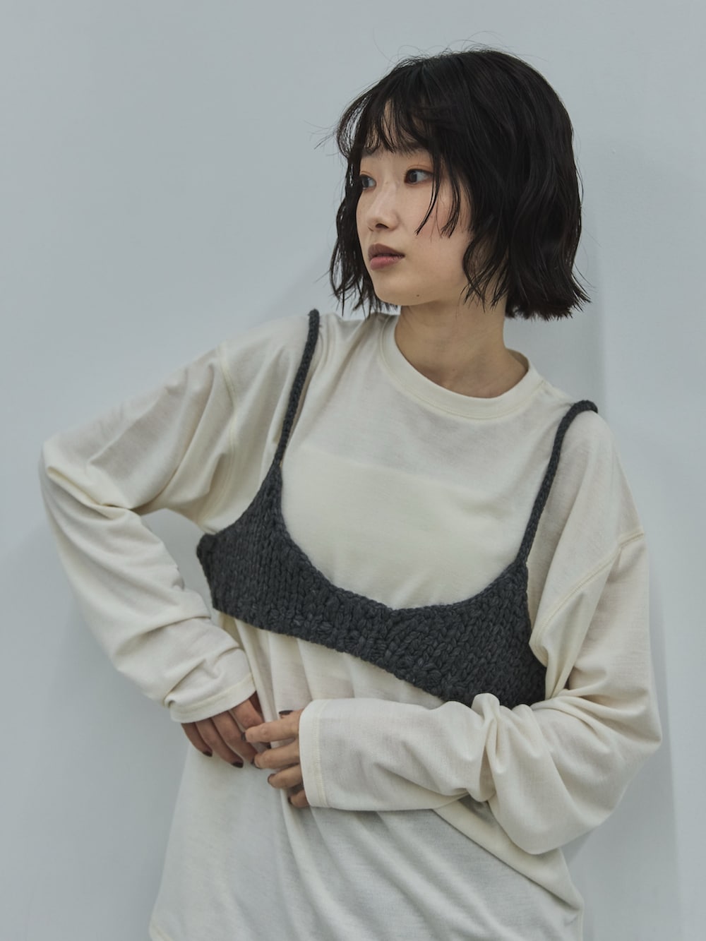 ホワイト系のTシャツ/カットソー、グレー系のその他トップス、グリーン系のその他パンツを着用したレディースの秋コーディネートの5枚目の写真