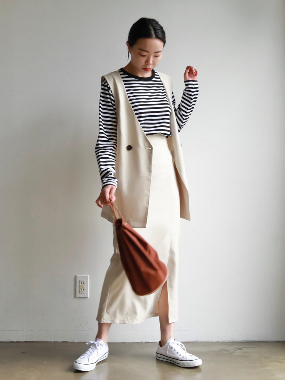 ホワイト系のセットアップ、ホワイト系のスニーカー、その他のその他を着用したレディースの春コーディネートの2枚目の写真