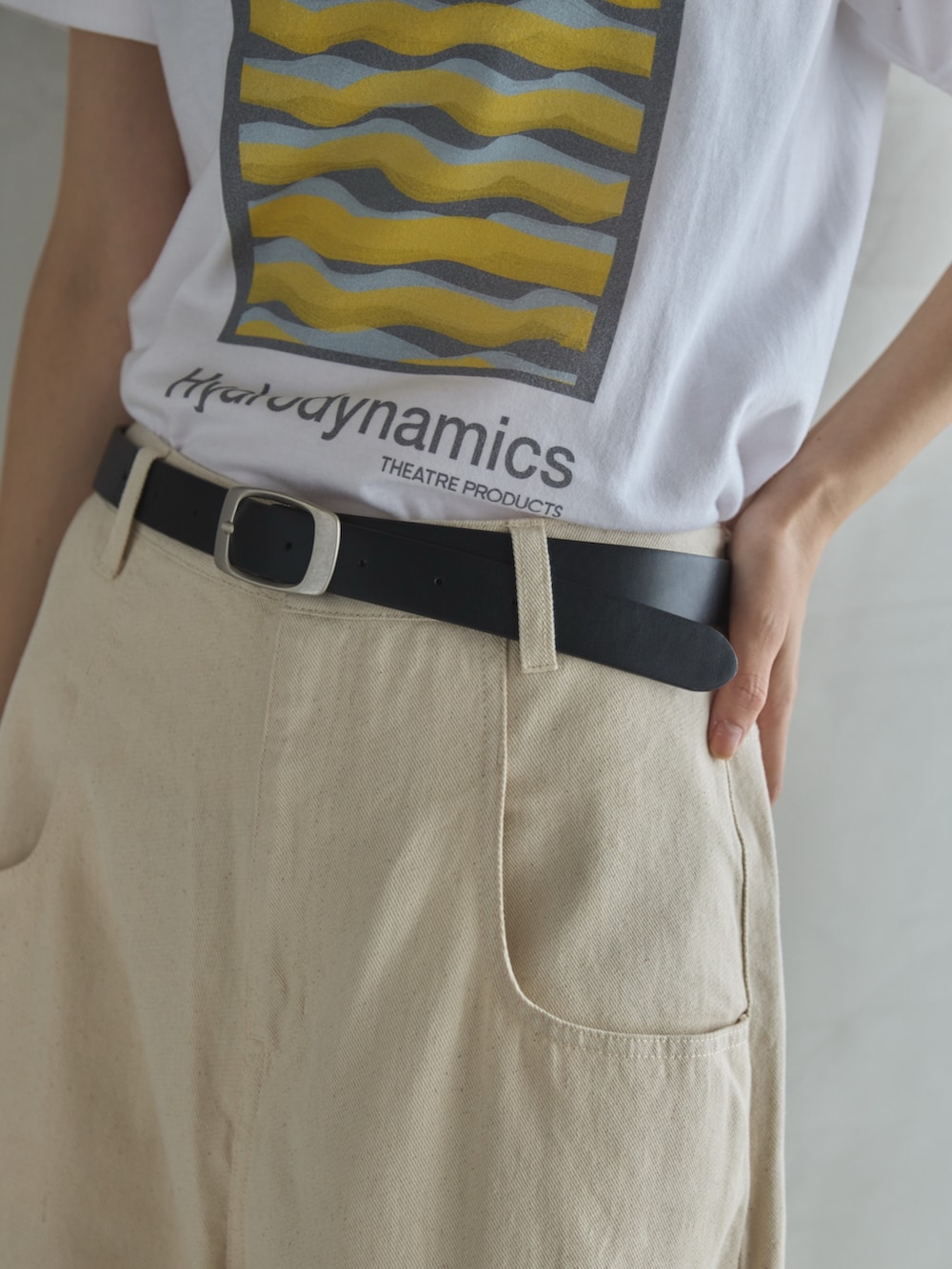 ホワイト系のデニムパンツ、ホワイト系のTシャツ/カットソー、ブラウン系のテーラードジャケットを着用したレディースの秋コーディネートの3枚目の写真