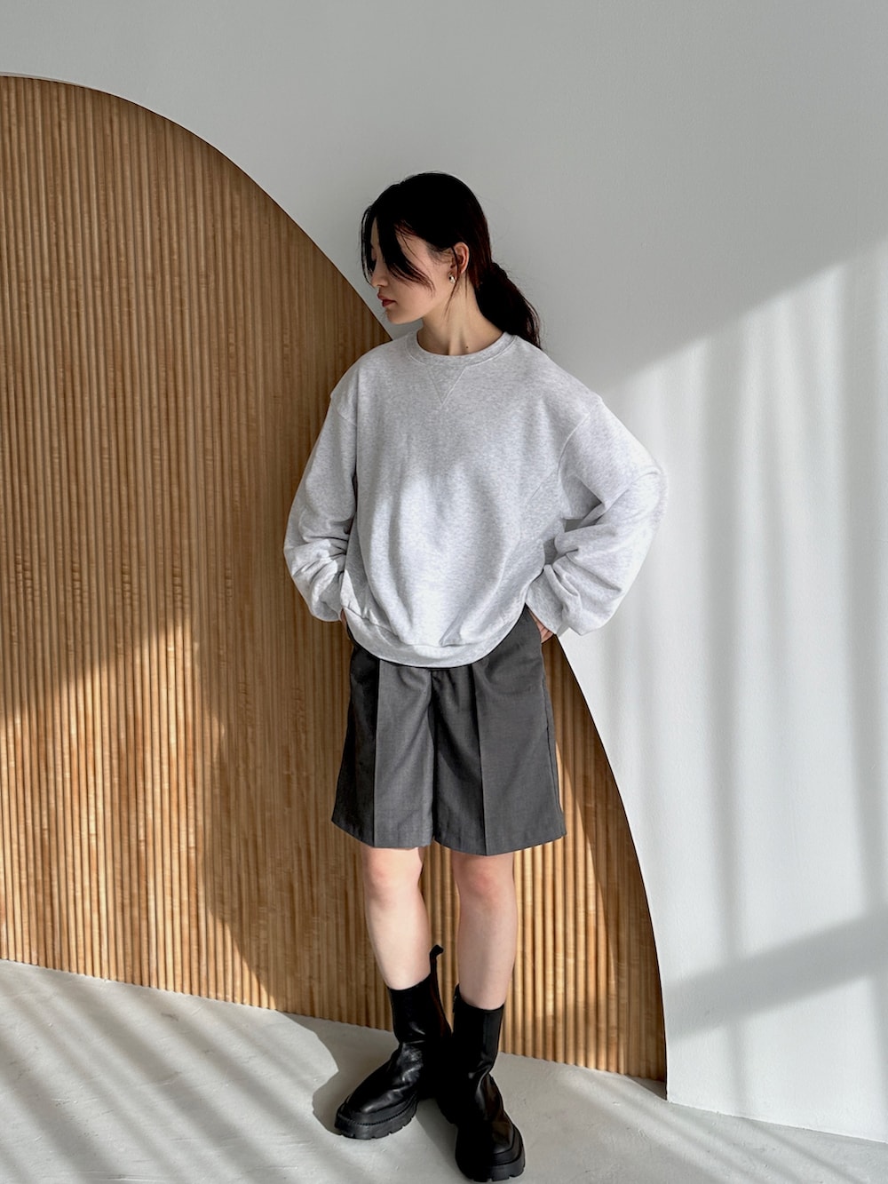 ベージュ系のスウェット、グレー系のその他パンツを着用したレディースの秋コーディネートの2枚目の写真