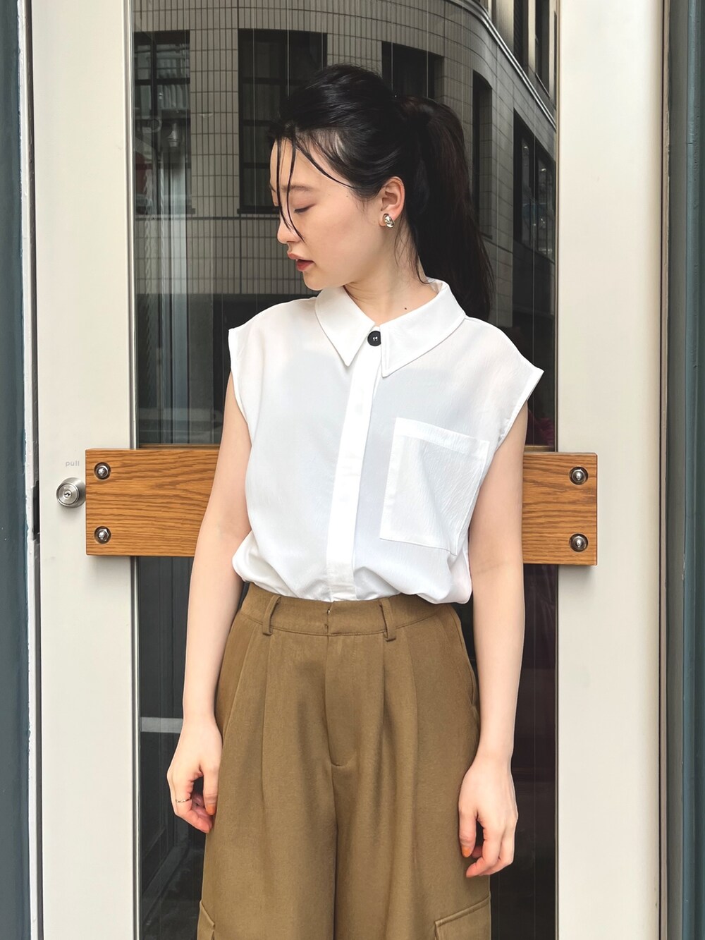グリーン系のカーゴパンツ、ホワイト系のシャツ/ブラウス、その他のその他を着用したレディースの夏コーディネートの2枚目の写真