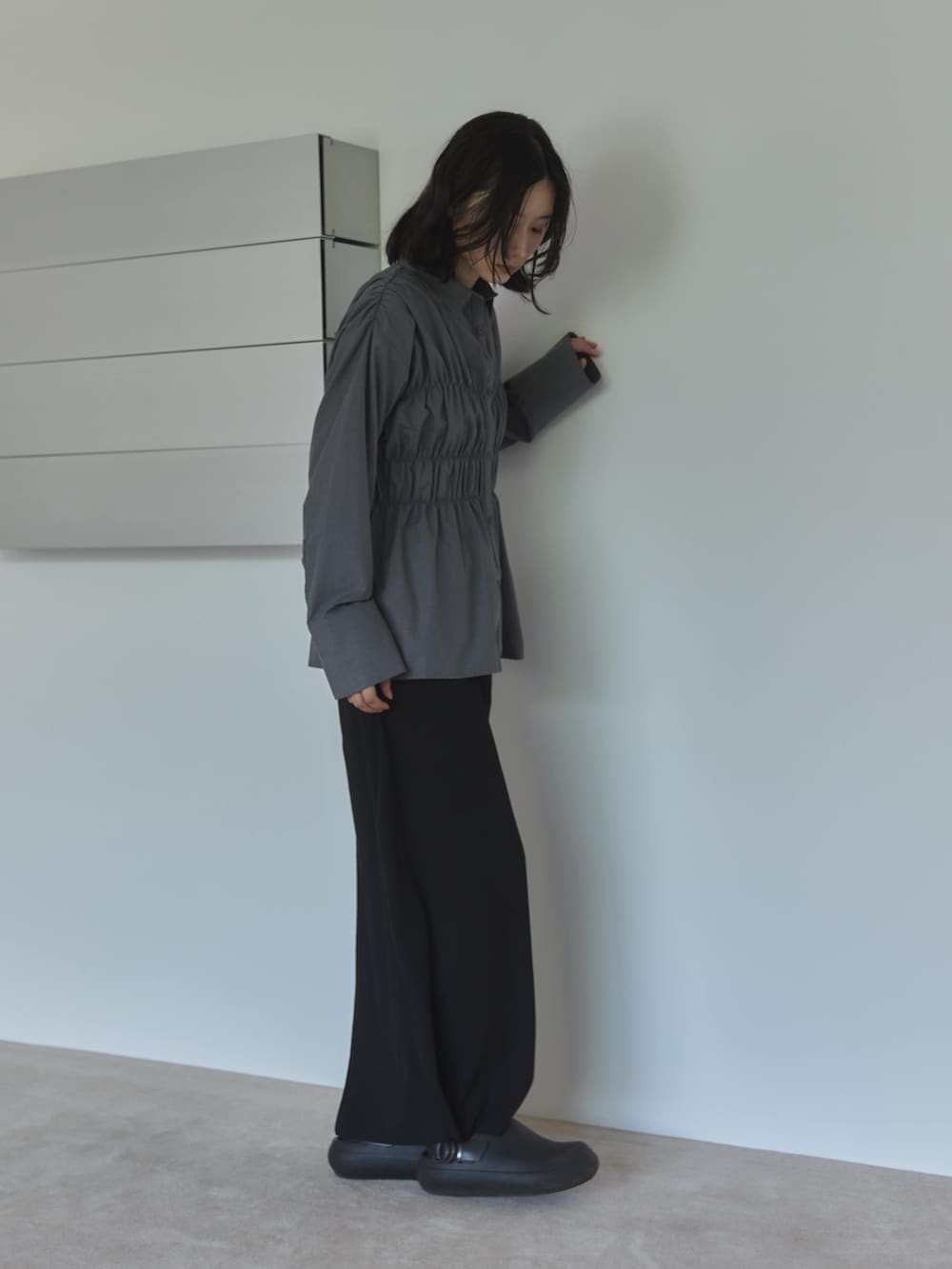 グレー系のシャツ/ブラウス、ブラック系のスカート、ブラック系のサンダルを着用したレディースの夏コーディネートの4枚目の写真