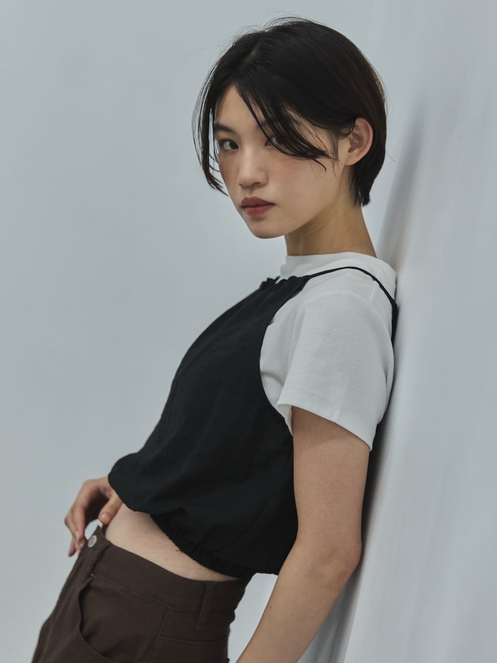 ホワイト系のTシャツ/カットソー、ブラック系のシャツ/ブラウス、ブラウン系のその他パンツを着用したレディースの夏コーディネートの5枚目の写真