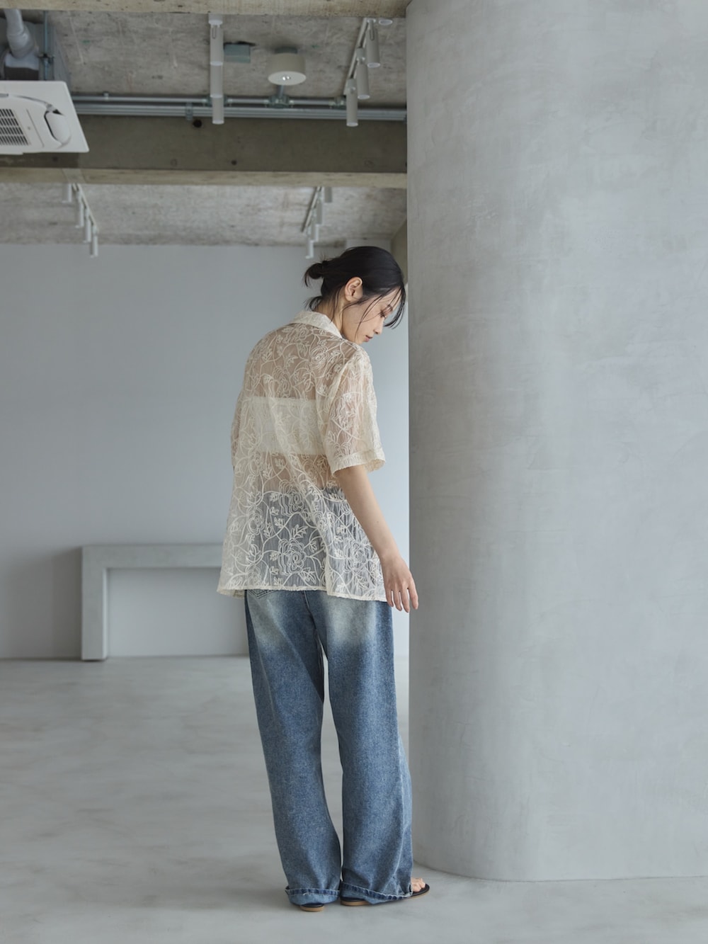 ホワイト系のシャツ/ブラウス、ブルー系のデニムパンツ、ブラック系のサンダルを着用したレディースの春コーディネートの2枚目の写真