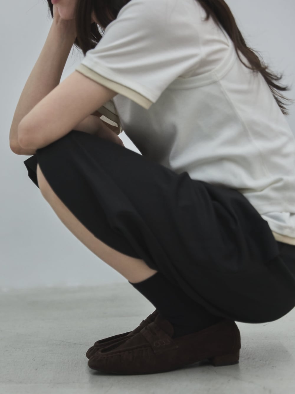ブラック系のその他パンツ、ホワイト系のTシャツ/カットソー、ホワイト系のタンクトップを着用したレディースの夏コーディネートの5枚目の写真
