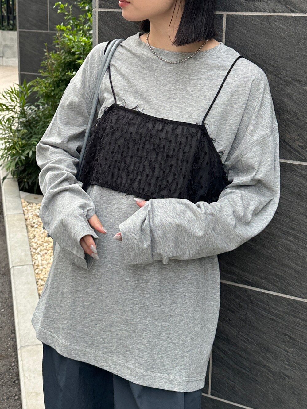 グレー系のTシャツ/カットソー、ブルー系のその他パンツ、ブラック系のその他トップスを着用したレディースの夏コーディネートの4枚目の写真