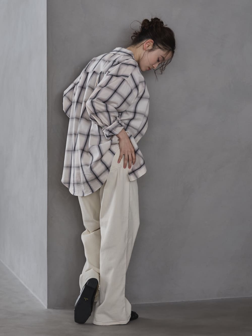 ホワイト系のシャツ/ブラウス、グレー系のタンクトップ、ホワイト系のデニムパンツを着用したレディースの冬コーディネートの4枚目の写真