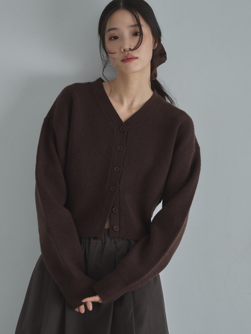 ブラウン系のカーディガン/ボレロ、ブラウン系のその他パンツ、ブラウン系のシュシュを着用したレディースの冬コーディネートの7枚目の写真