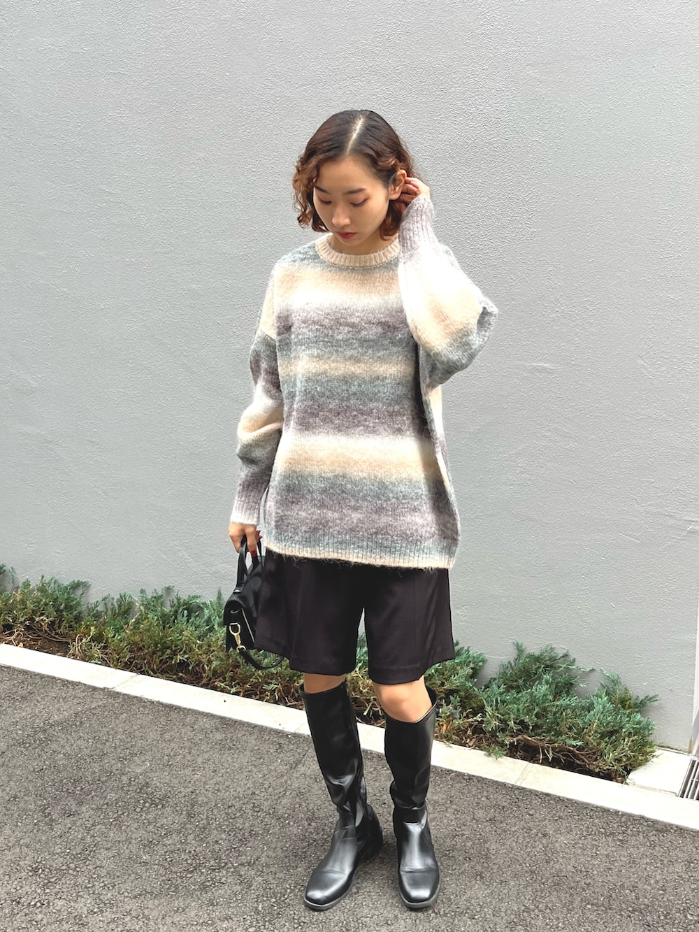 ブラウン系のニット/セーター、ブラック系のその他パンツ、その他のその他を着用したレディースの秋コーディネートの3枚目の写真