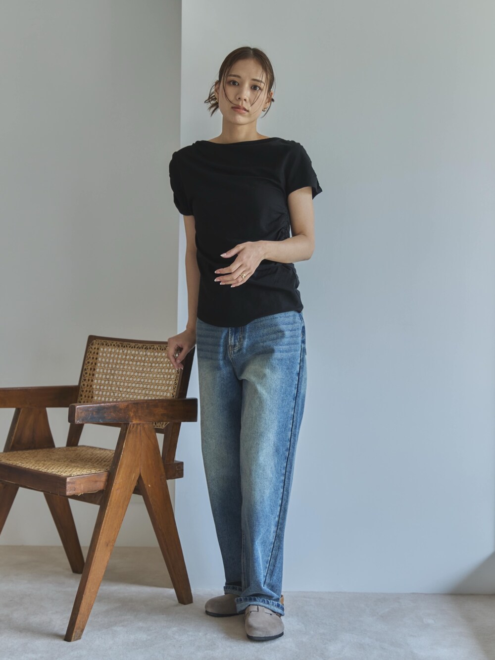 ブラック系のTシャツ/カットソー、ブルー系のデニムパンツ、ベージュ系のサンダルを着用したレディースの夏コーディネートの3枚目の写真