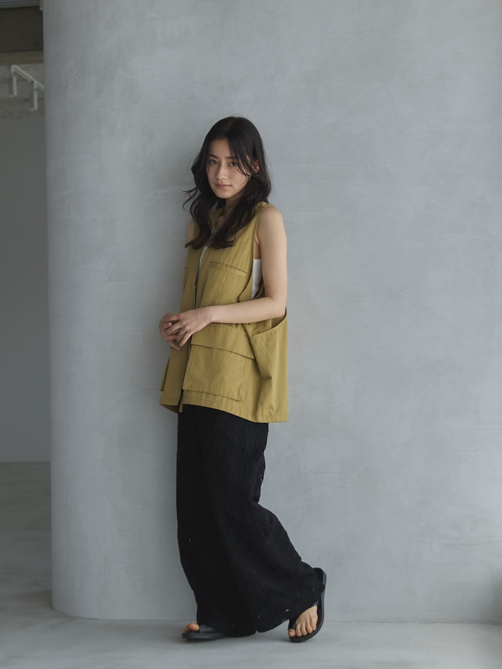 「春夏コーデ、シンプルコーデ、休日スタイル、お出かけコーデ、低身長コーデ、パンツコーデ、ラクチンコーデ、ラフコーデ、大人かわいい、着回しコーデ、レース、夏服、ベスト、ベストコーデ、レースパンツ」｜「feepurのポケットワークベスト（ベスト、ベージュ系）」を使った、feepurさん（レディース・156cm）の春コーディネートの2枚目の写真