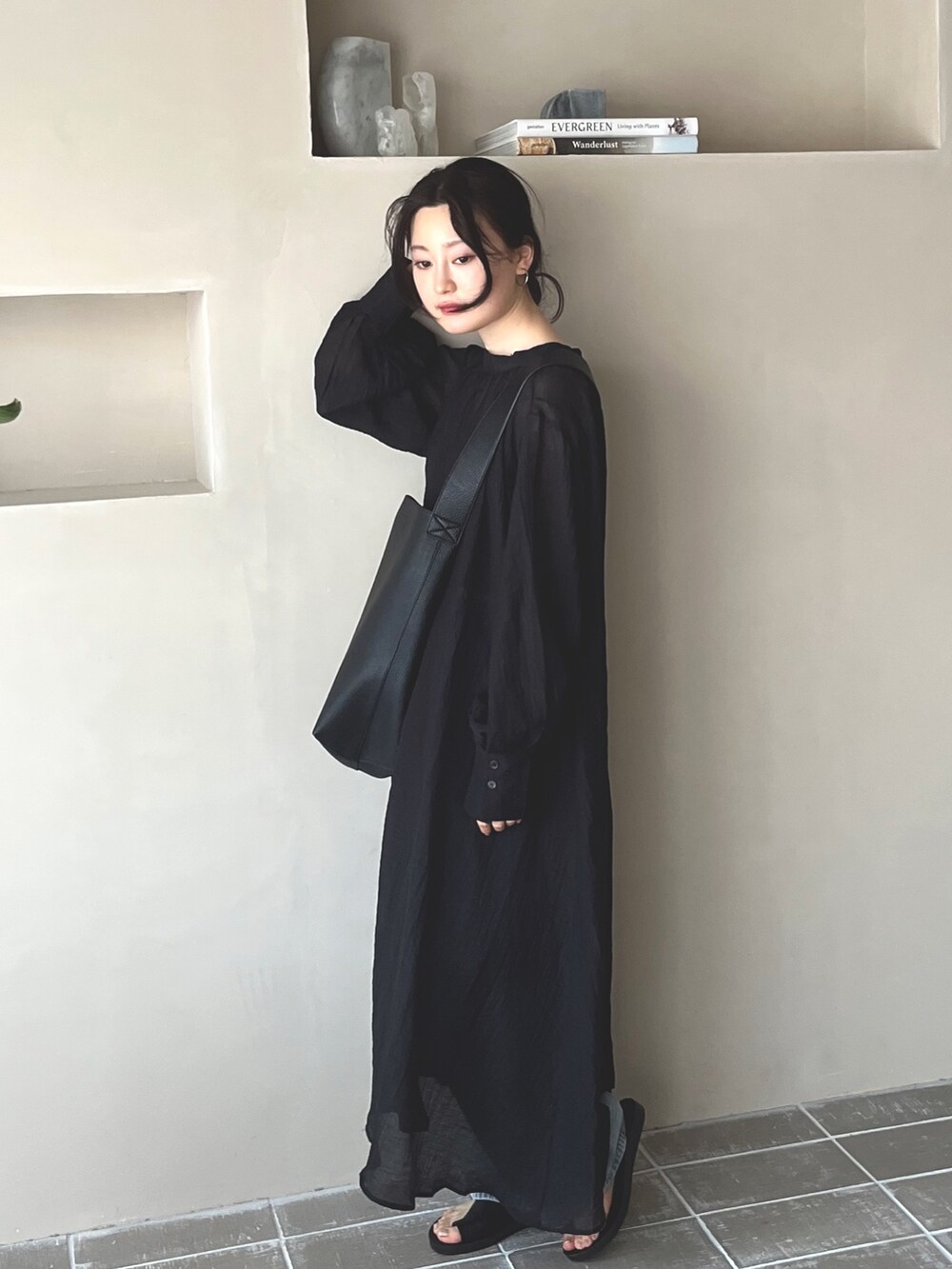 ブラック系のショルダーバッグ、その他のTシャツ/カットソー、ブルー系のデニムパンツを着用したレディースの春コーディネートの2枚目の写真