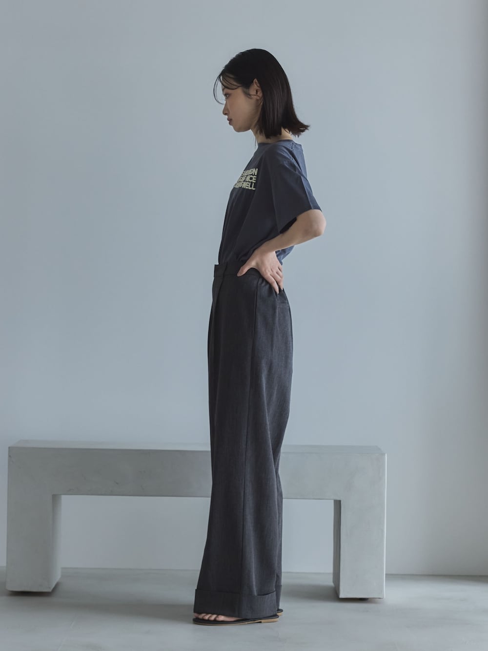 「大人カジュアル、最近のいい感じコーデ、モノトーン、プチプラ、春夏コーデ、シンプルコーデ、きれいめカジュアル、休日スタイル、サンダル、春、大人女子、ラクチンコーデ、リラックススタイル、夏ファッション、半袖」｜「feepurのピグメントロゴTee（Tシャツ/カットソー、グレー系）」を使った、feepurさん（レディース・169cm）の春コーディネートの2枚目の写真