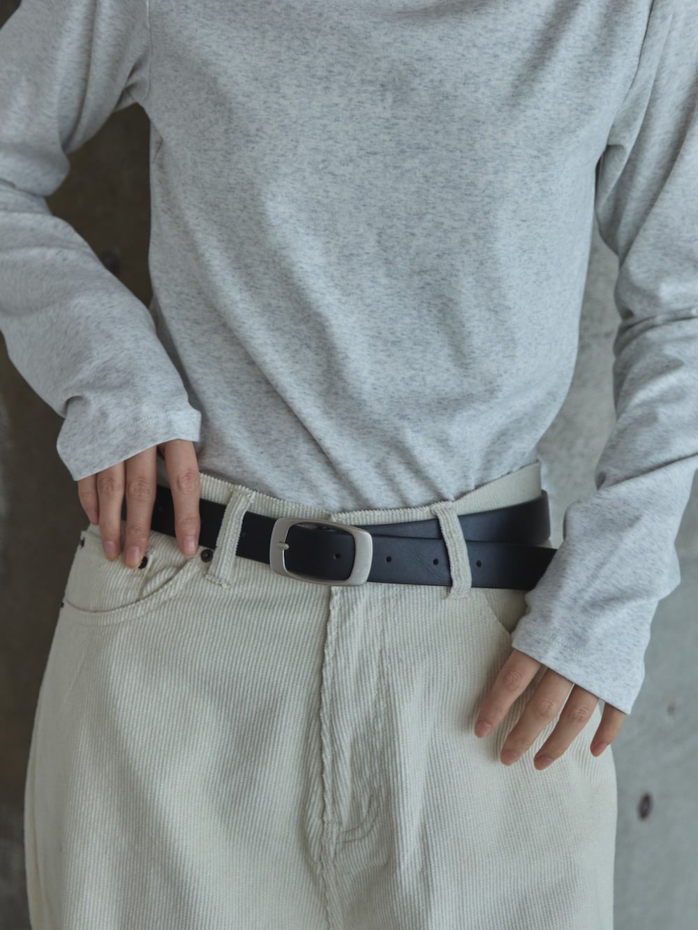 ベージュ系のTシャツ/カットソー、ホワイト系のその他パンツ、ブラック系のベルトを着用したレディースの秋コーディネートの4枚目の写真