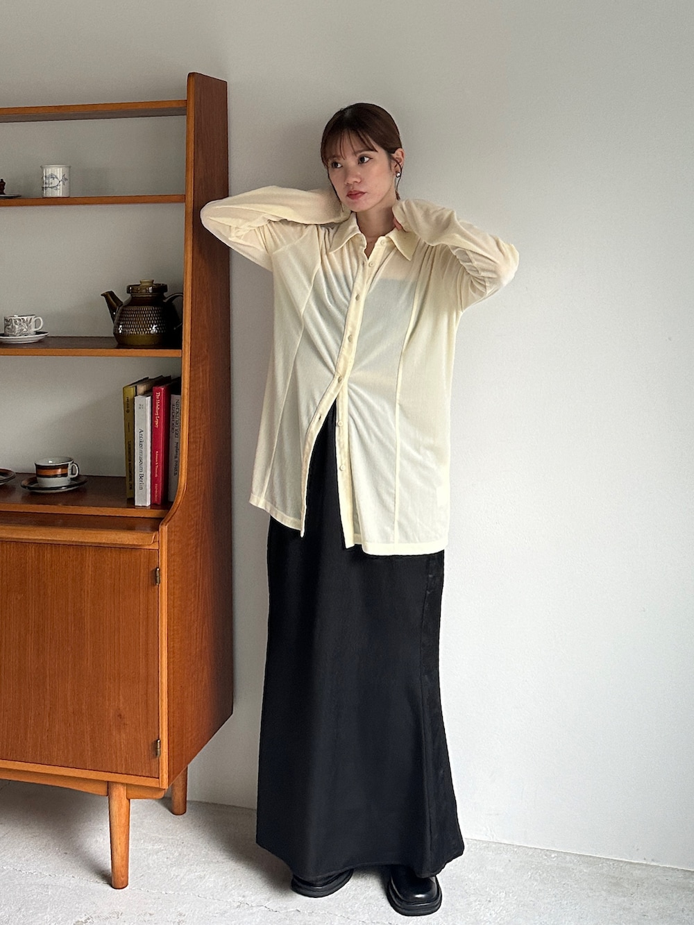 ホワイト系のシャツ/ブラウス、ブラック系のスカート、その他のその他を着用したレディースの夏コーディネートの2枚目の写真