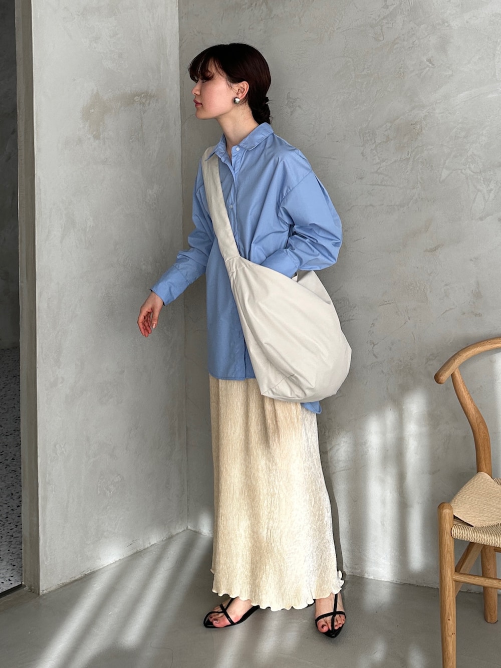 ブルー系のシャツ/ブラウス、ホワイト系のショルダーバッグ、ホワイト系のスカートを着用したレディースの春コーディネートの2枚目の写真