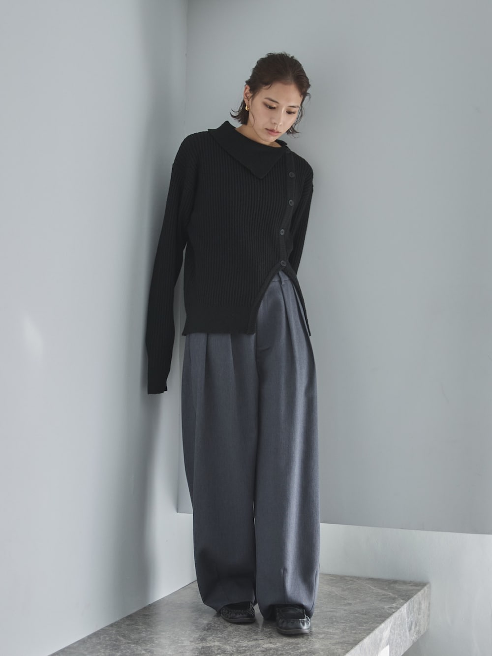 ブラック系のニット/セーター、グレー系のスラックス、その他のその他を着用したレディースの冬コーディネートの4枚目の写真