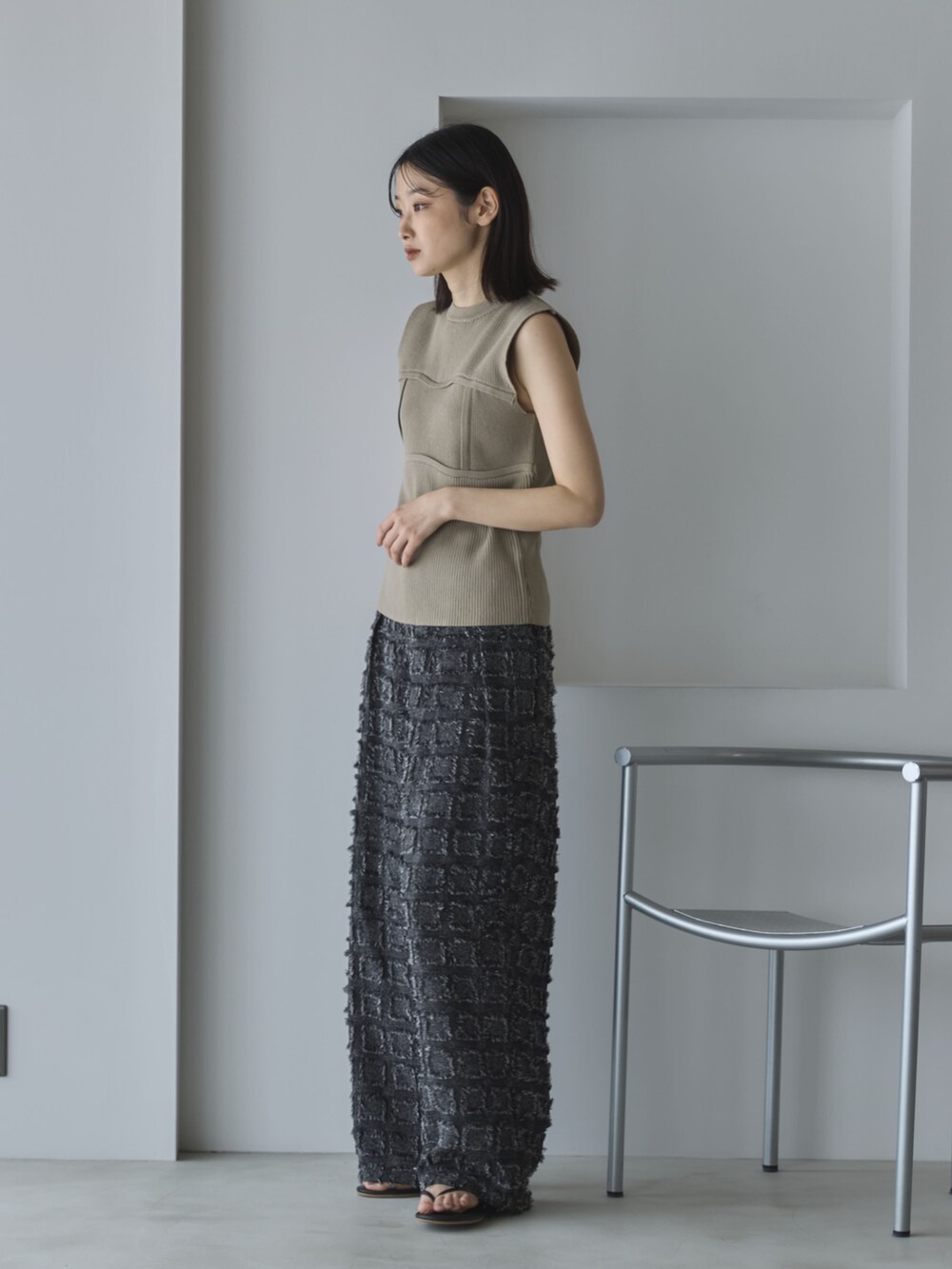 ホワイト系のタンクトップ、ブラック系のその他パンツ、ブラック系のサンダルを着用したレディースの夏コーディネートの2枚目の写真