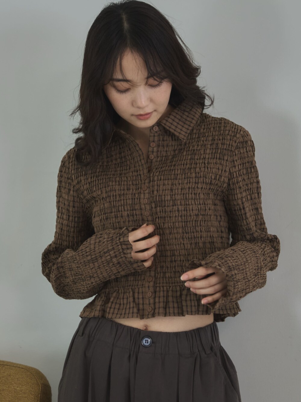 ブラウン系のその他パンツ、ブラウン系のシャツ/ブラウス、その他のその他を着用したレディースの秋コーディネートの5枚目の写真