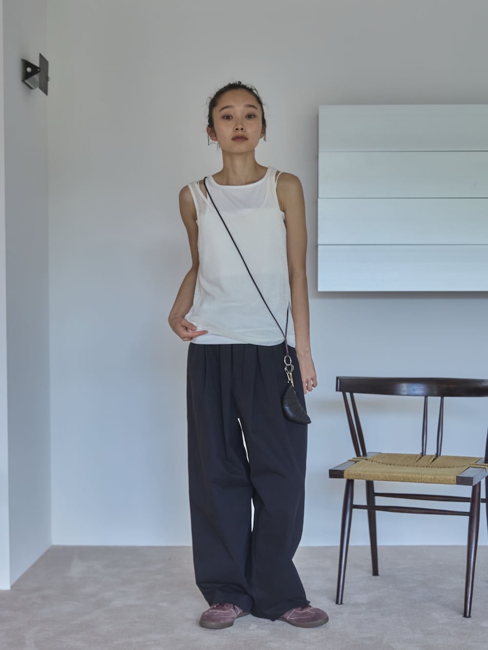 ホワイト系のタンクトップ、ブラック系のその他パンツ、その他のその他を着用したレディースの夏コーディネートの2枚目の写真