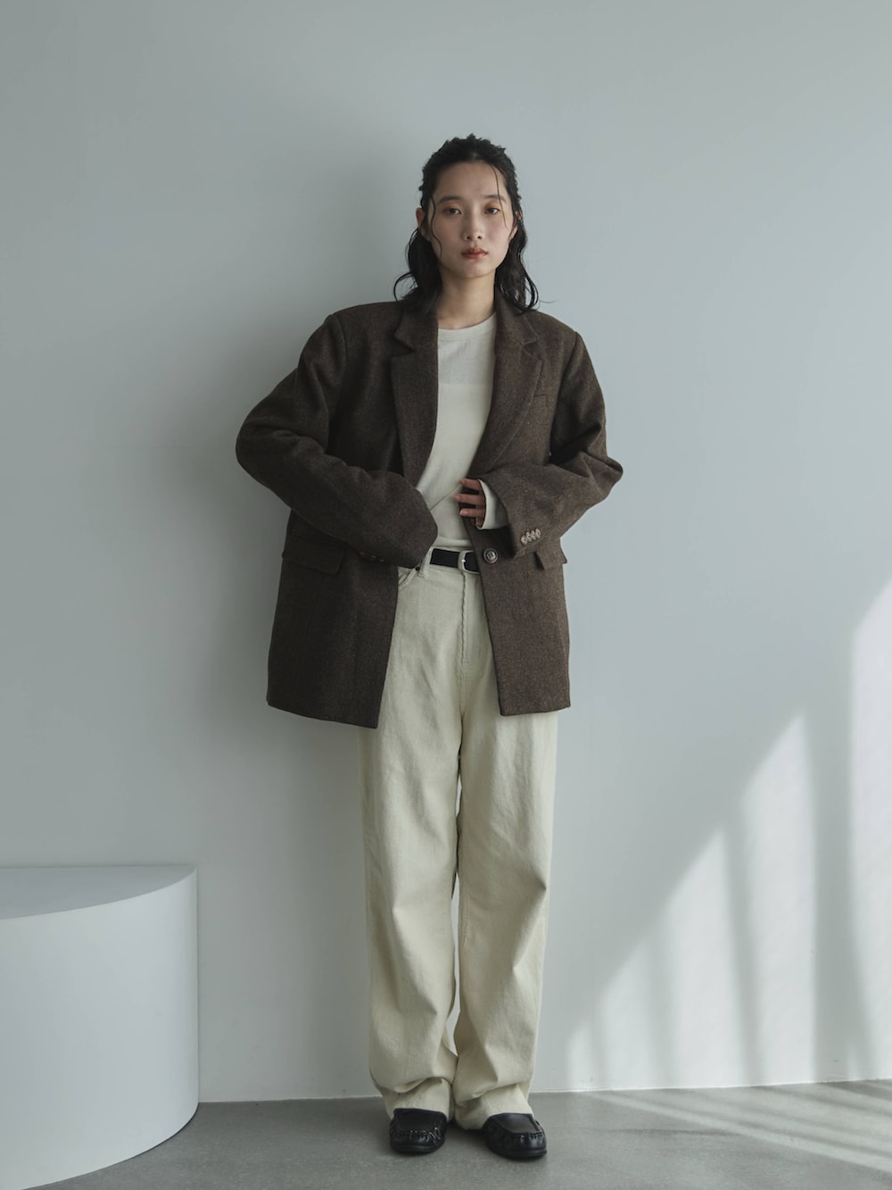 ブラウン系のテーラードジャケット、ベージュ系のTシャツ/カットソー、ホワイト系のその他パンツを着用したレディースの秋コーディネートの2枚目の写真