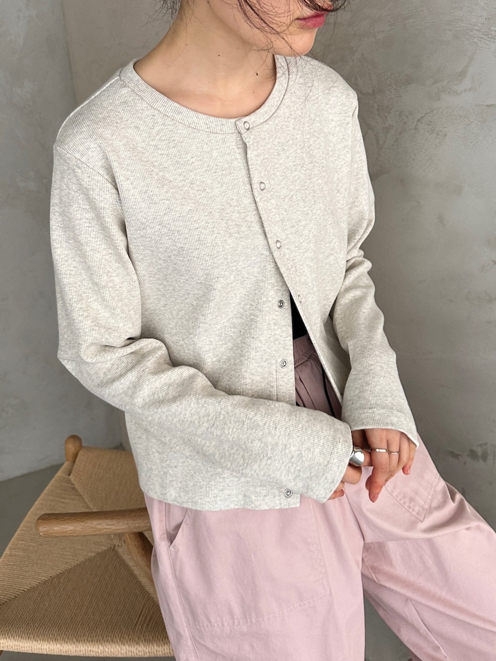 ベージュ系のカーディガン/ボレロ、ピンク系のカーゴパンツ、その他のその他を着用したレディースの冬コーディネートの4枚目の写真