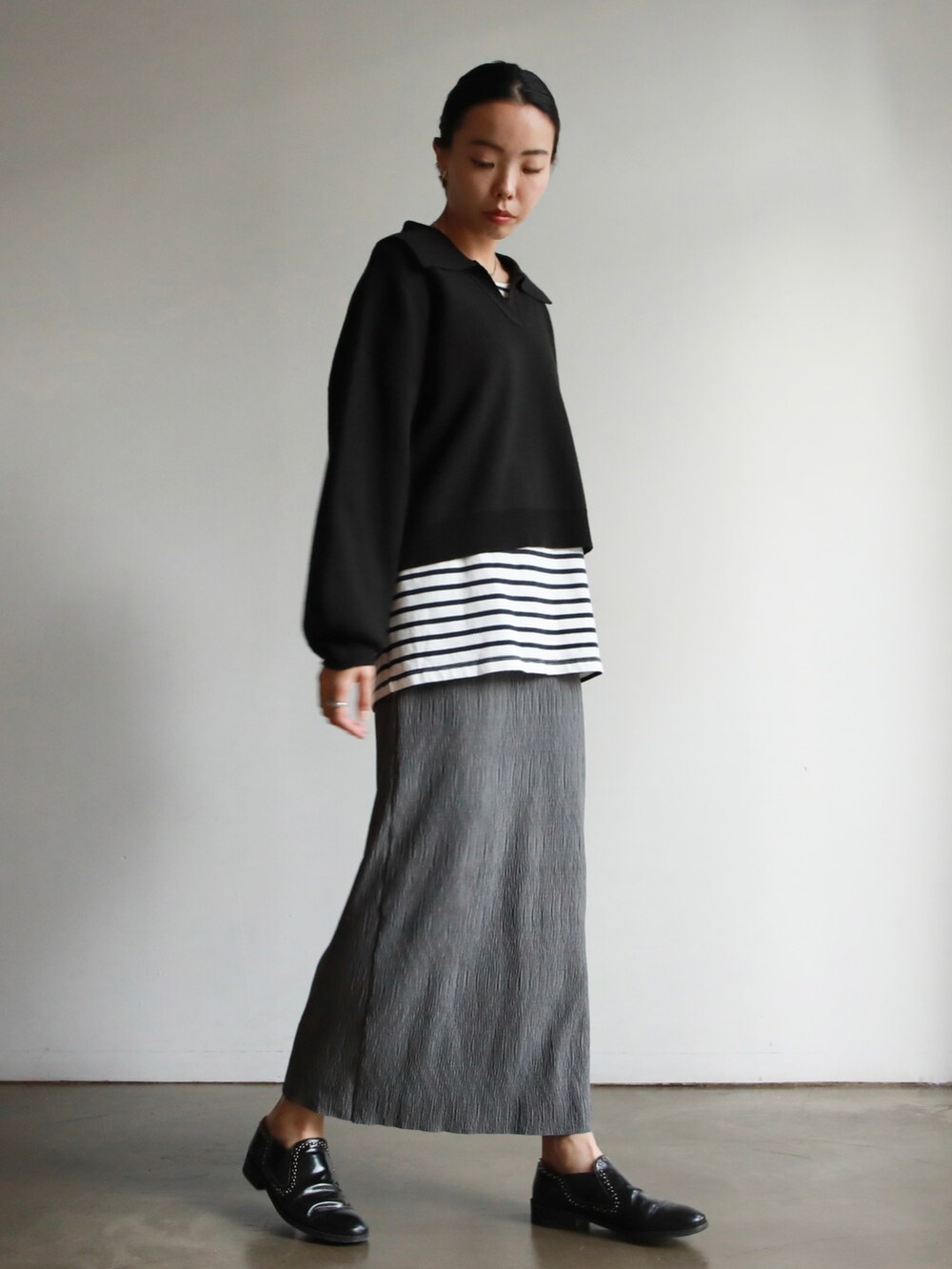 ホワイト系のニット/セーター、ブラック系のその他パンツ、ブラック系のハンドバッグを着用したレディースの冬コーディネートの5枚目の写真