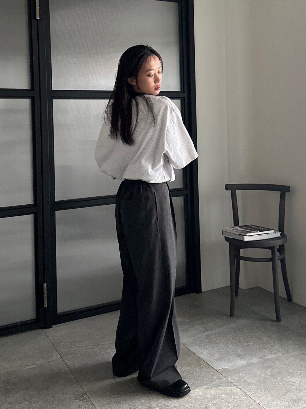 グレー系のTシャツ/カットソー、グレー系のスラックス、その他のその他を着用したレディースの春コーディネートの2枚目の写真