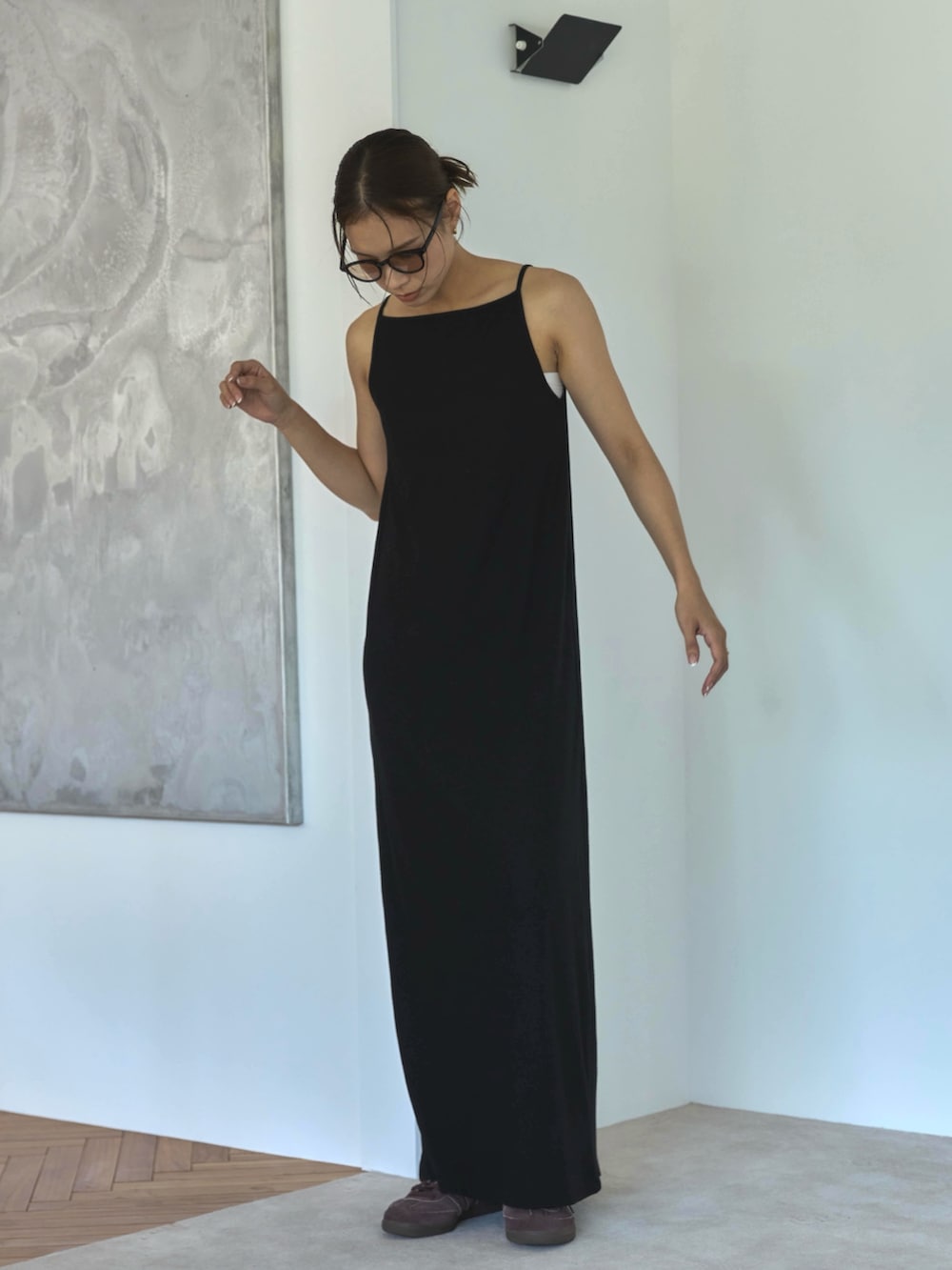 ブラック系のワンピース、ブラウン系のスニーカー、ブラウン系のサングラスを着用したレディースの夏コーディネートの5枚目の写真