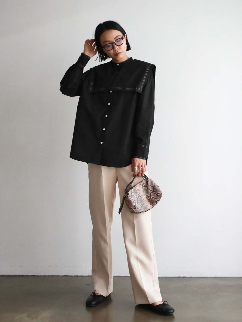 ホワイト系のシャツ/ブラウス、ブラック系のハンドバッグ、ブラック系のローファーを着用したレディースの冬コーディネートの2枚目の写真