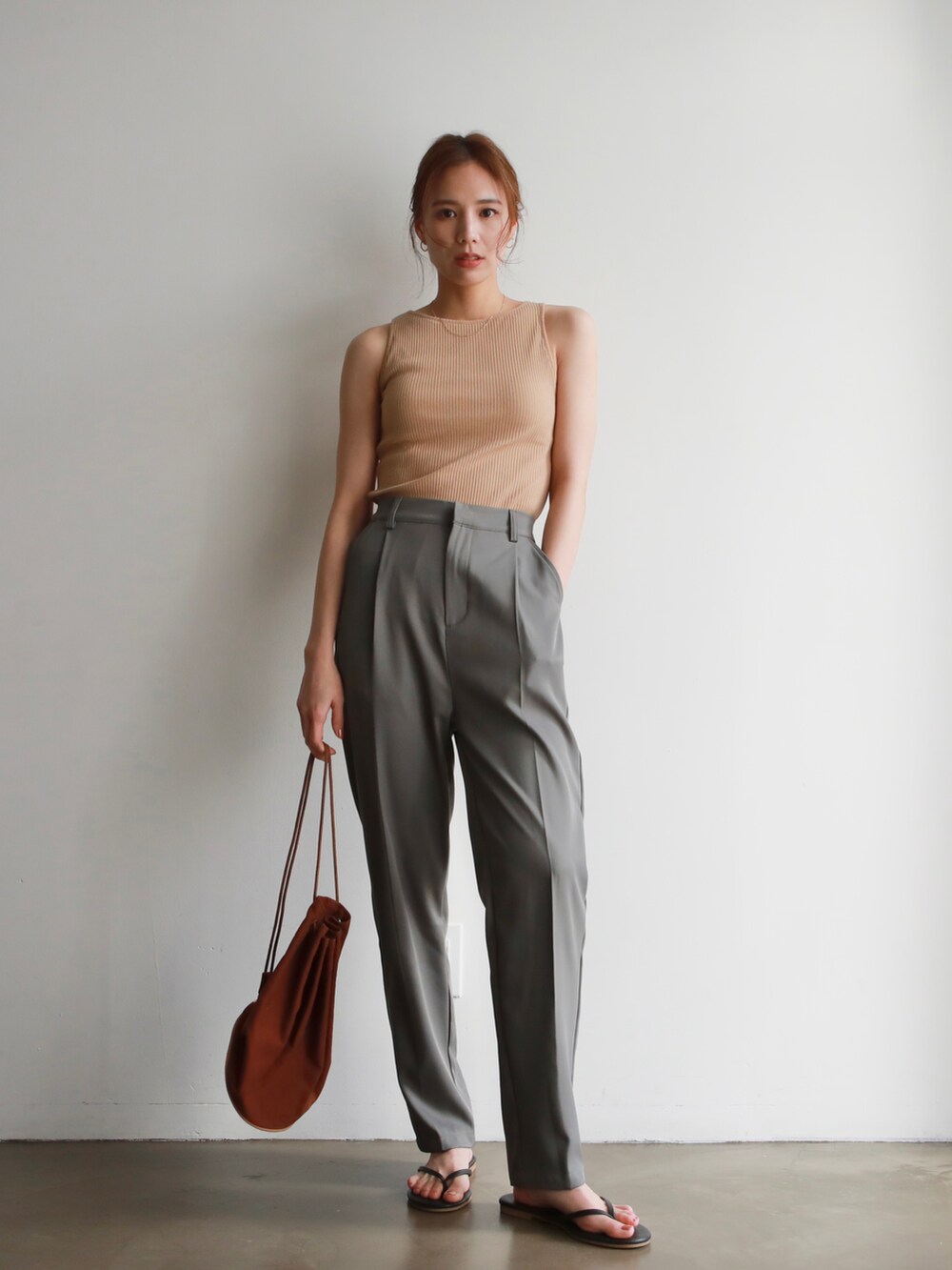 ホワイト系のシャツ/ブラウス、ブラック系のハンドバッグ、ブラウン系のサンダルを着用したレディースの春コーディネートの3枚目の写真